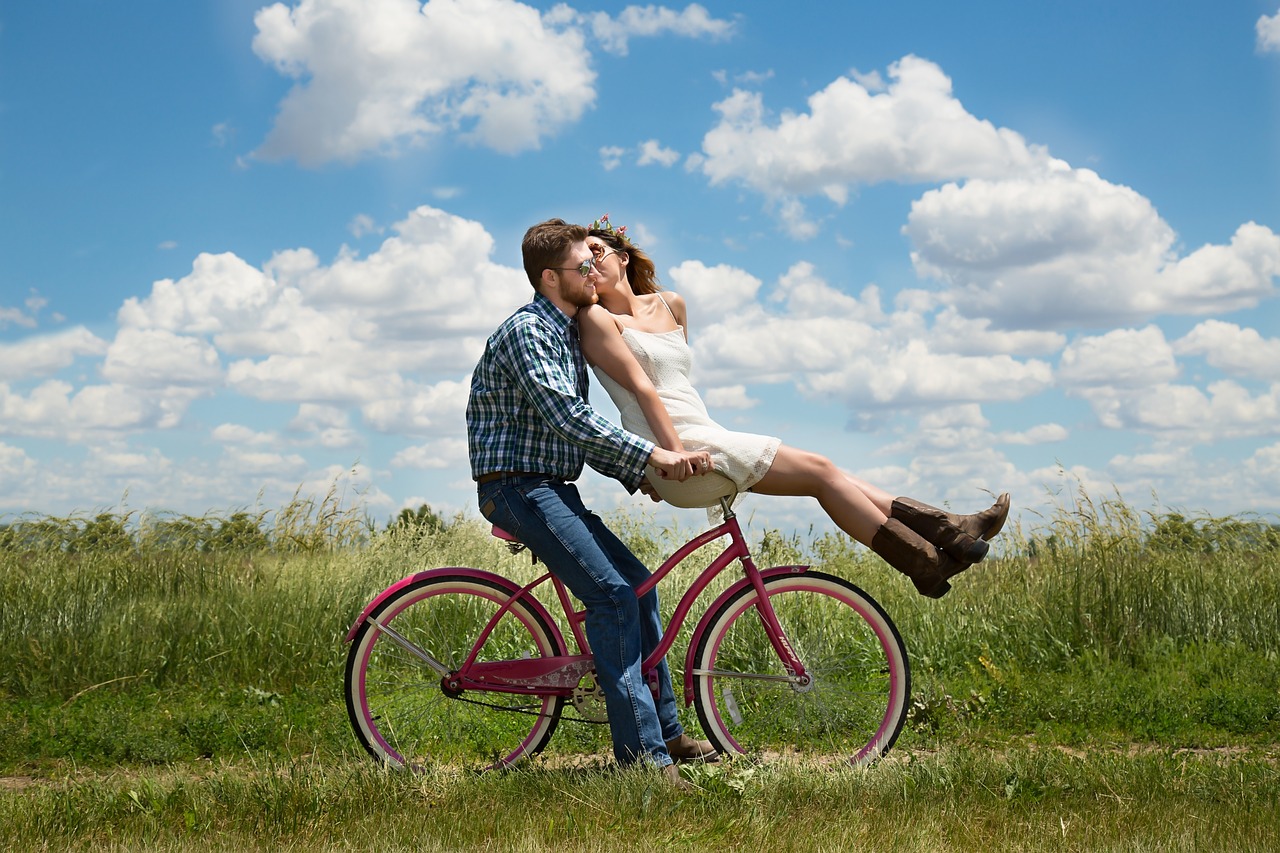 Mladomanželia na bicykli